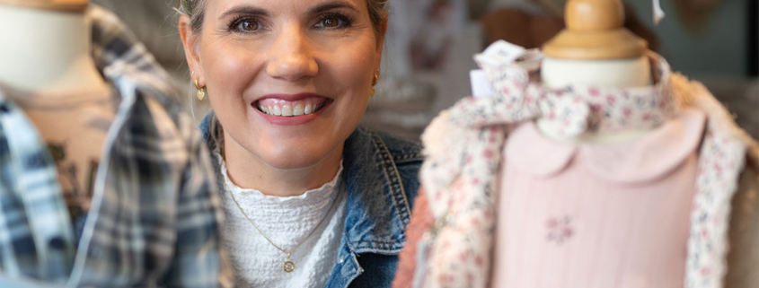 Nina Keller-Kauffmann zwischen Schaufensterpuppen mit Kinderbekleidung bei Bambolino Fulda