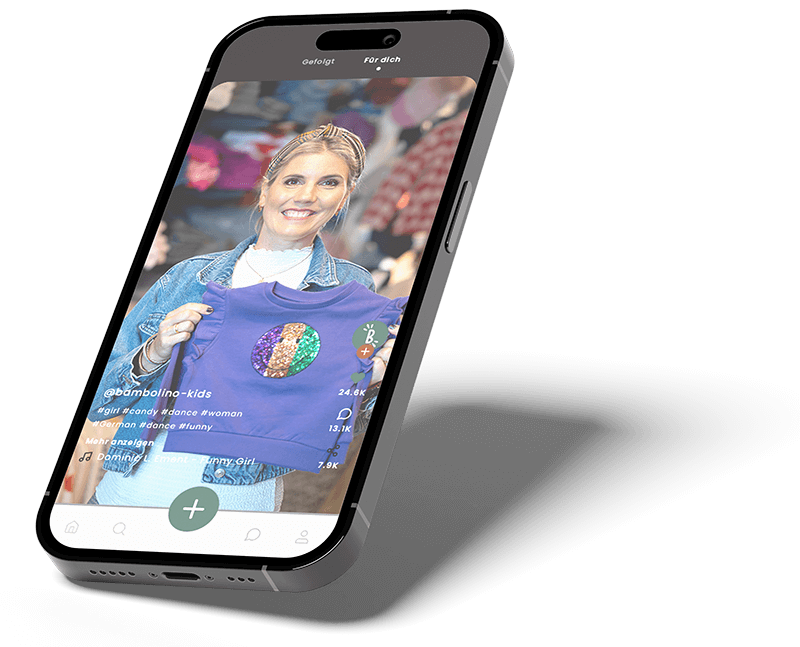 Smartphone mit geöffnetem Bambolino-Video in der TikTok App auf dem Display