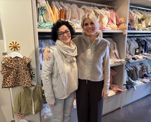 Nina und Ihre Mitarbeiterin Christiana lieben Kindermode.